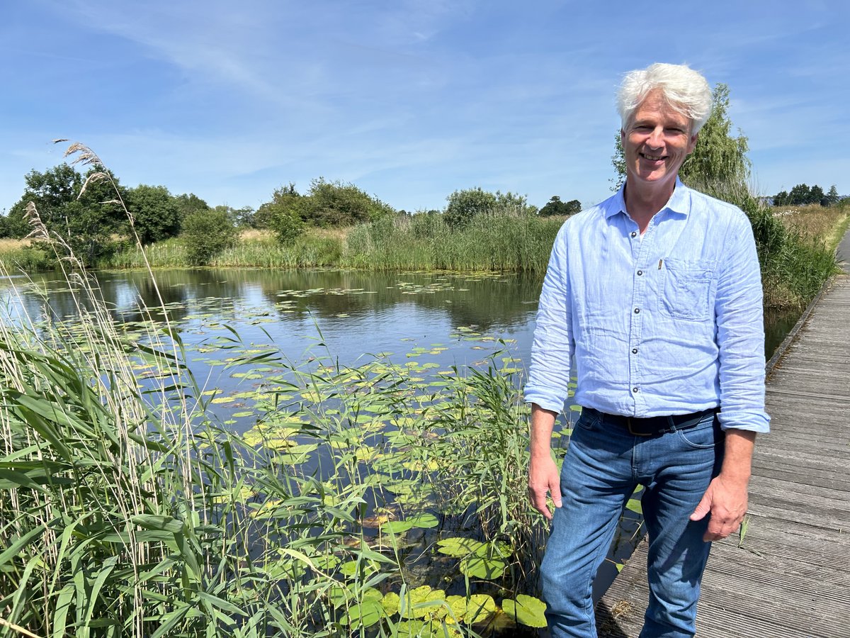 Jeroen Visser als nieuwe projectleider staat in de natuur en glimlacht naar de camera