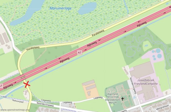Kaart van de omgeving van Marum. Een rood kruis laat zien waar de tunnel voor dieren komt: onder de weg, net naast de A7.