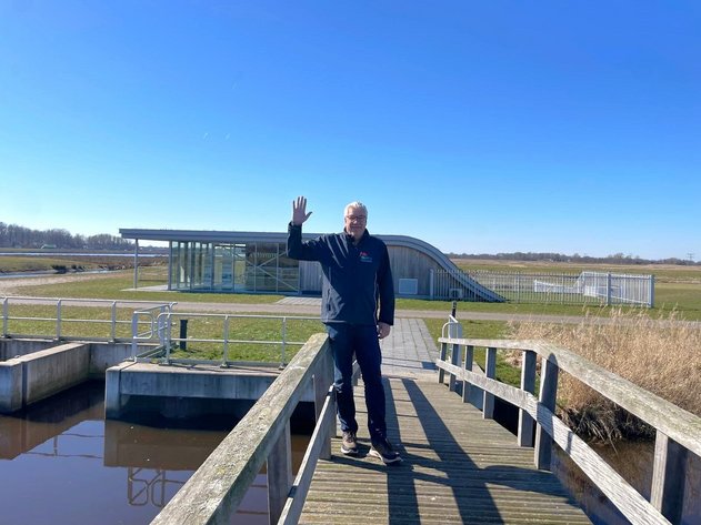 Tot ziens vanaf de in de gebiedsontwikkeling Zuidelijk Westerkwartier gerenoveerde Klaas Doornbosbrug! Op de achtergrond het gebouwde gemaal Lettelbert en natuur- en waterbergingsgebied De Drie Polders Tot ziens vanaf de in de gebiedsontwikkeling Zuidelijk Westerkwartier gerenoveerde Klaas Doornbosbrug! Op de achtergrond het gebouwde gemaal Lettelbert en natuur- en waterbergingsgebied De Drie Polders.