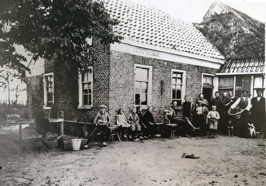 Huis met mensen voor het gebouw: café Kats bij de Tolberterpetten